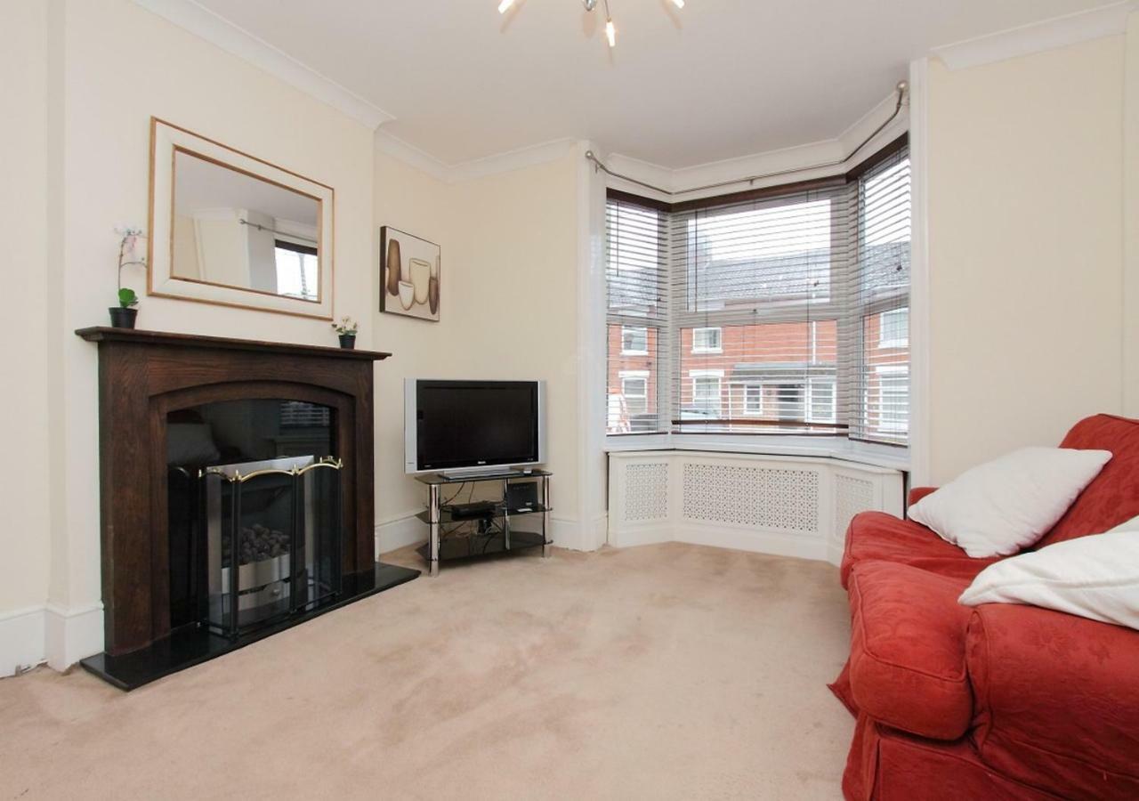 Lovely Victorian House Andover Exterior photo